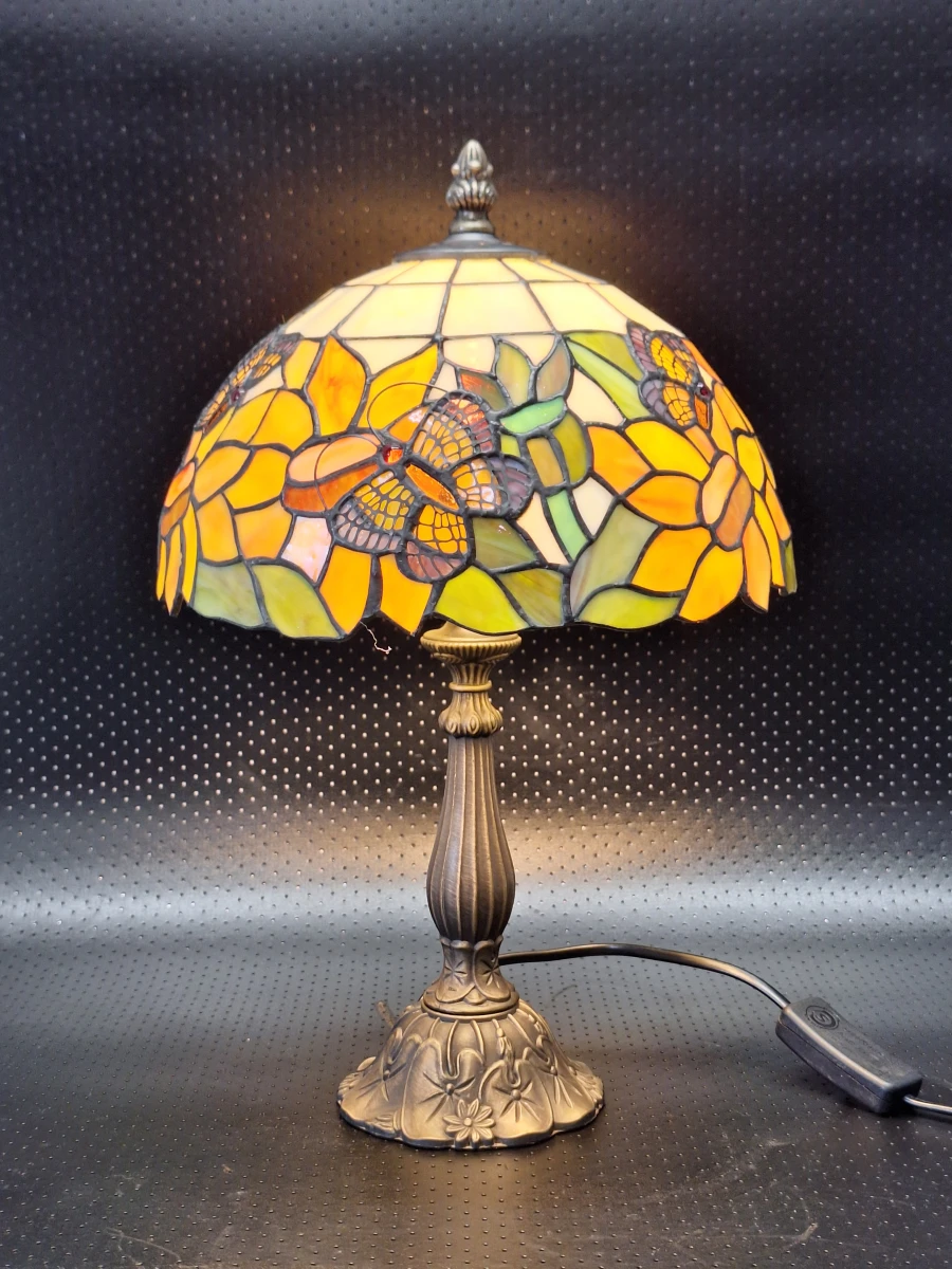 Sfeervolle vintage Tiffany-stijl tafellamp – Glas-in-Lood met zonnebloemen en vlinders - Jaren '60