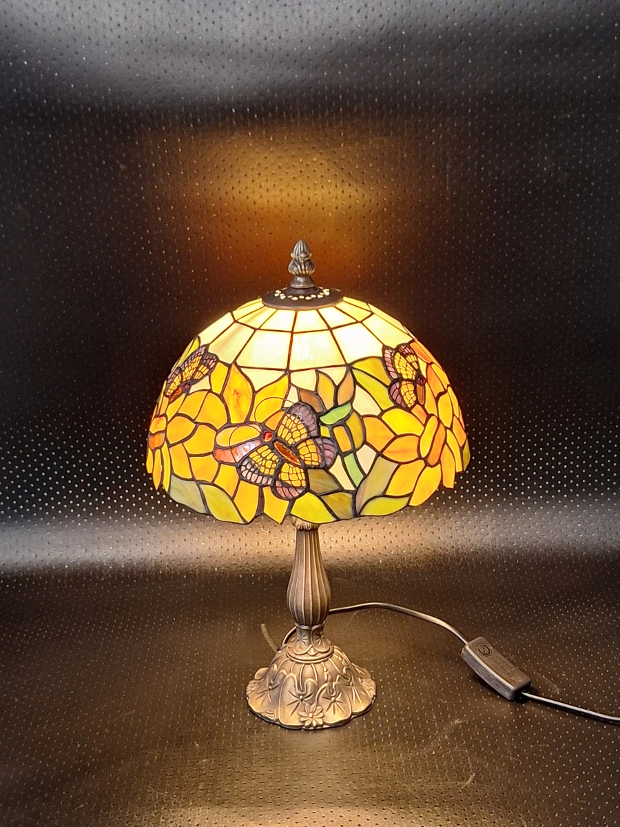 Sfeervolle vintage Tiffany-stijl tafellamp – Glas-in-Lood met zonnebloemen en vlinders - Jaren '60