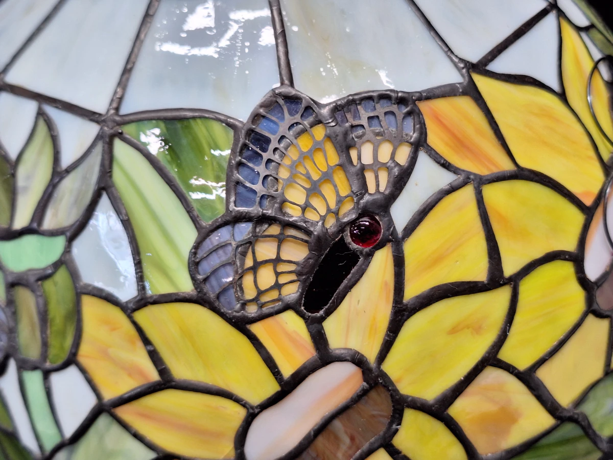 Sfeervolle vintage Tiffany-stijl tafellamp – Glas-in-Lood met zonnebloemen en vlinders - Jaren '60