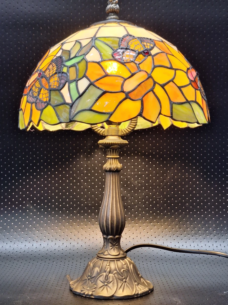 Sfeervolle vintage Tiffany-stijl tafellamp – Glas-in-Lood met zonnebloemen en vlinders - Jaren '60