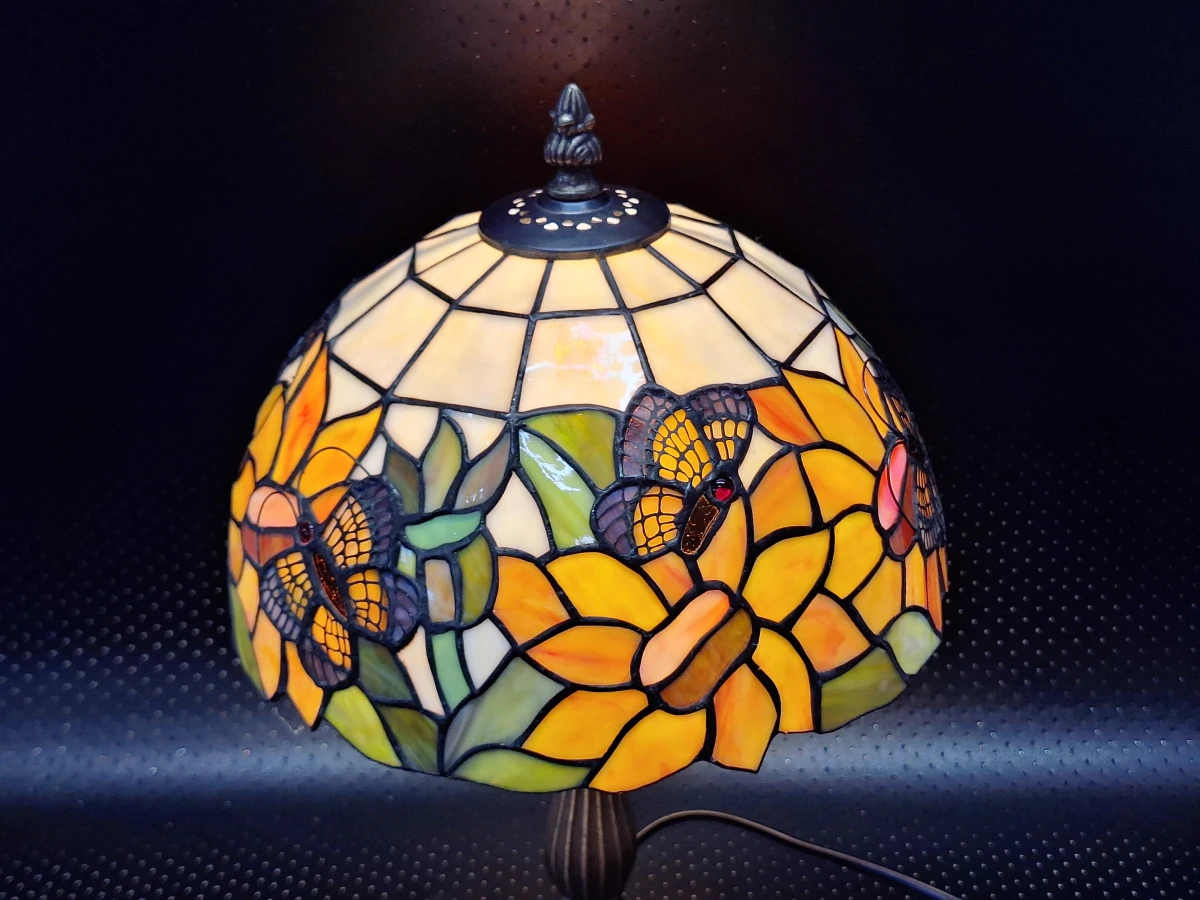 Sfeervolle vintage Tiffany-stijl tafellamp – Glas-in-Lood met zonnebloemen en vlinders - Jaren '60