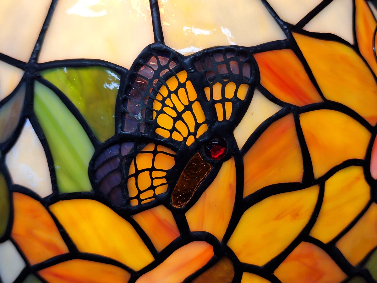 Sfeervolle vintage Tiffany-stijl tafellamp – Glas-in-Lood met zonnebloemen en vlinders - Jaren '60