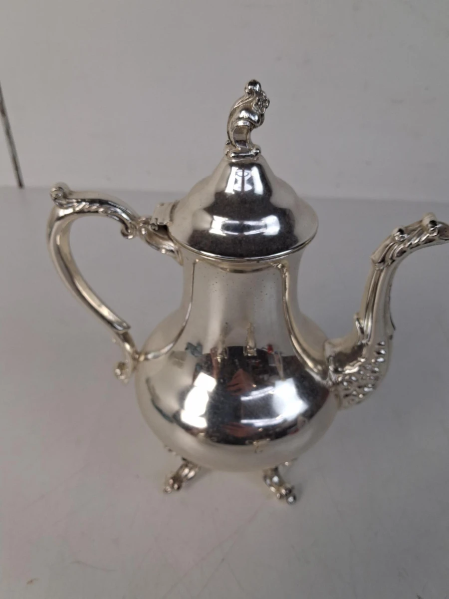 Klassiek driedelig koffie- of theeservies in Chippendale-stijl