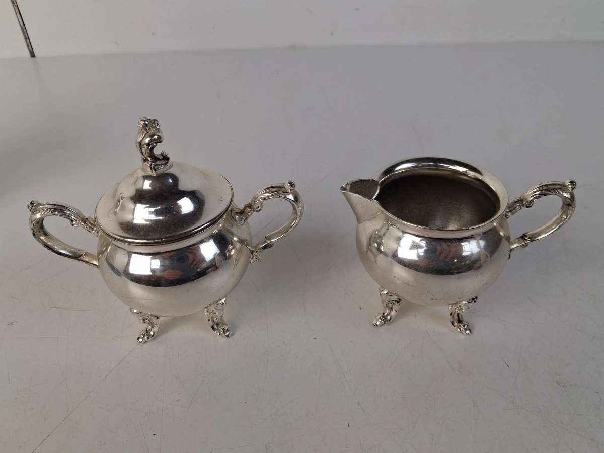 Klassiek driedelig koffie- of theeservies in Chippendale-stijl