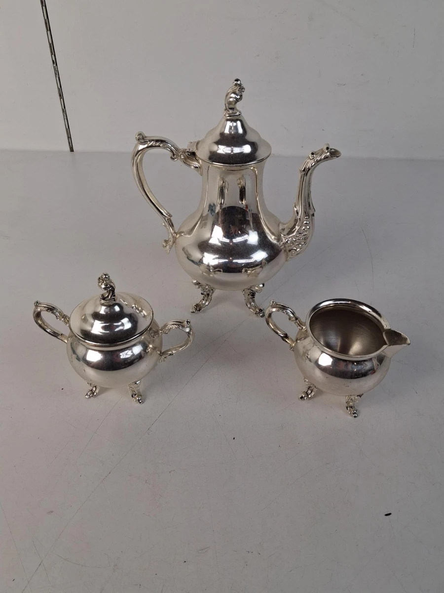Klassiek driedelig koffie- of theeservies in Chippendale-stijl