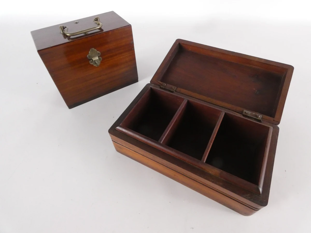Lot van twee houten opbergkisten.