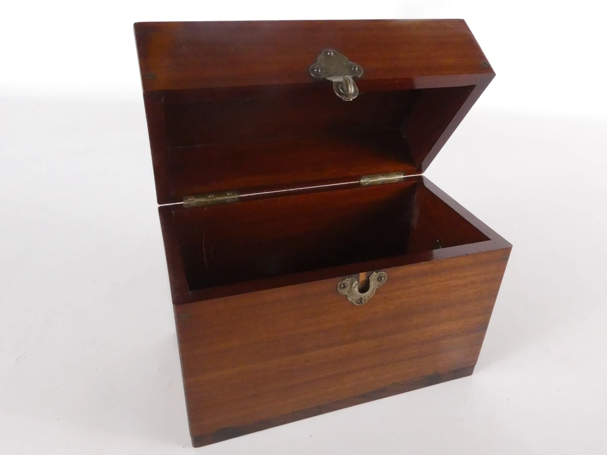 Lot van twee houten opbergkisten.