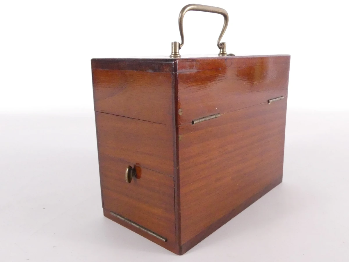 Lot van twee houten opbergkisten.
