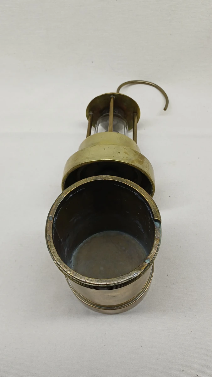 Oude koperen mijnlamp decoratief