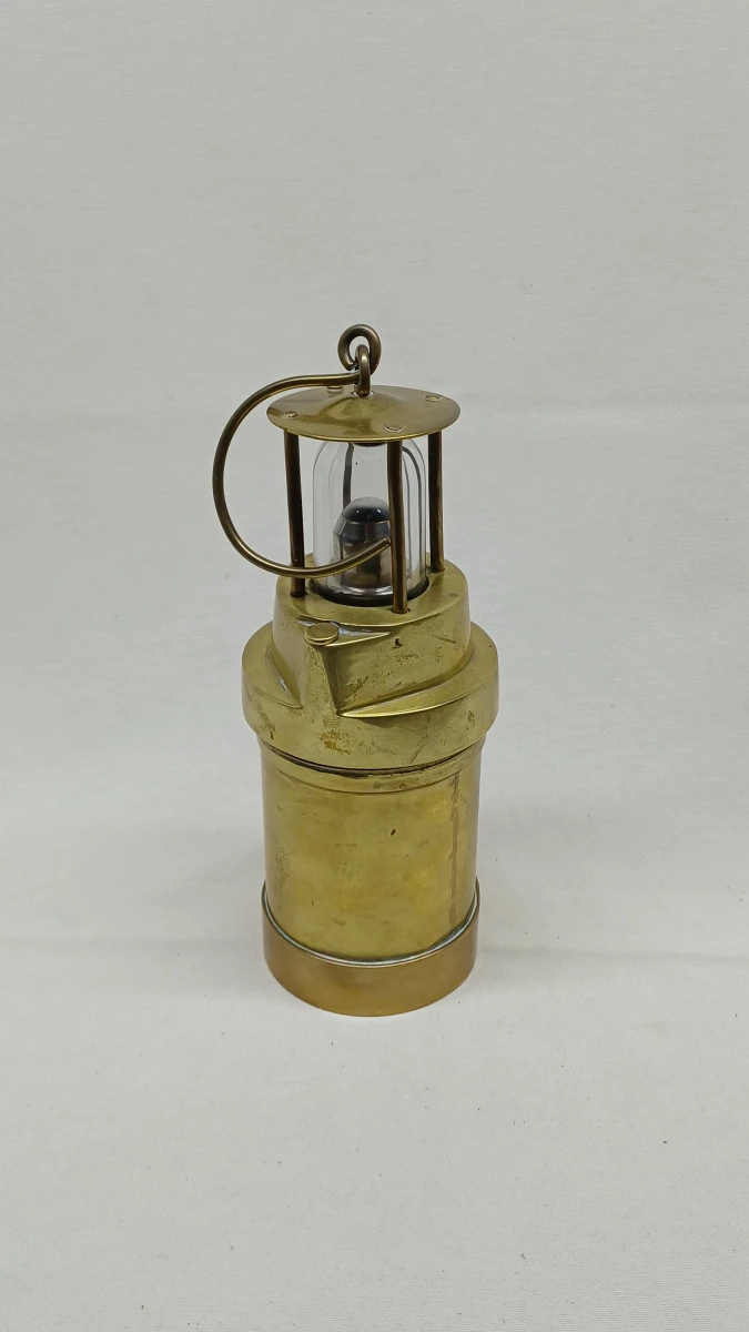 Oude koperen mijnlamp decoratief