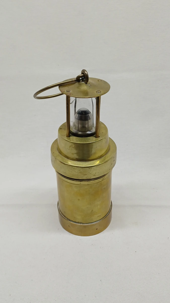 Oude koperen mijnlamp decoratief