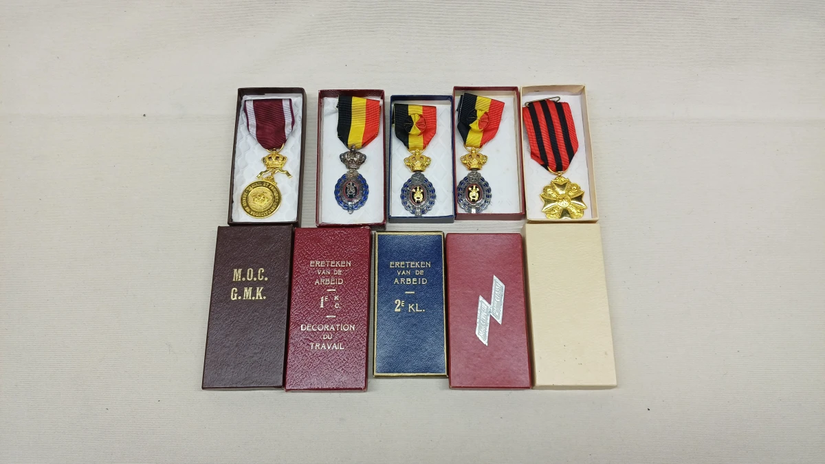 Set van 5 Belgische ere- en decoratiemedailles in doosjes