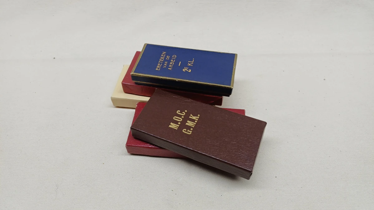 Set van 5 Belgische ere- en decoratiemedailles in doosjes