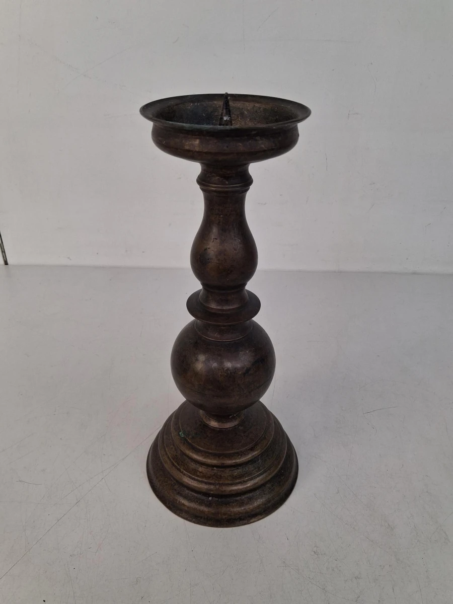 Antieke bronzen altaarkandelaar