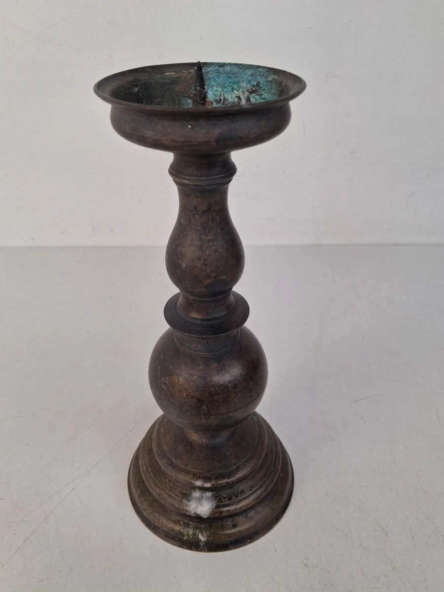 Antieke bronzen altaarkandelaar