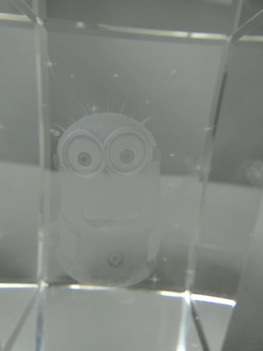 Glazen minion figuur