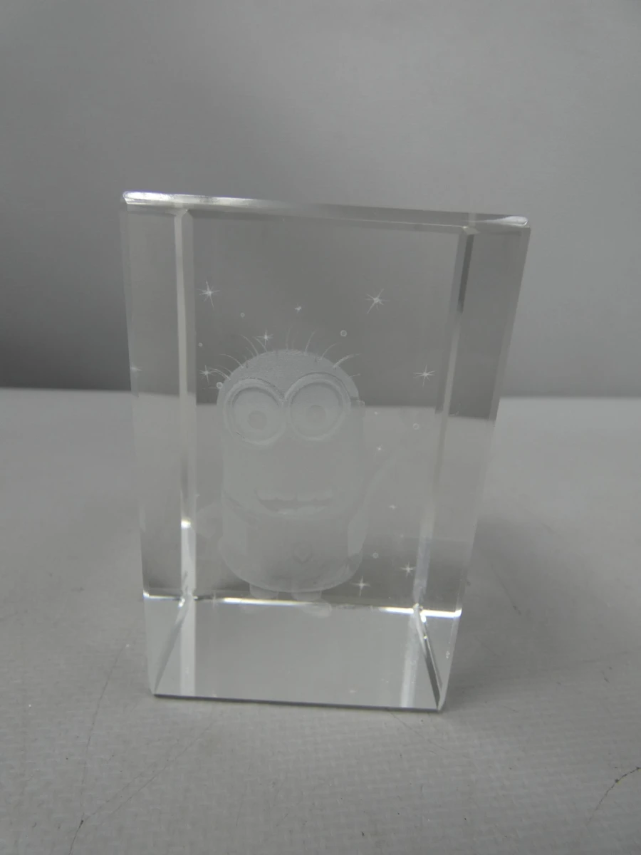 Glazen minion figuur