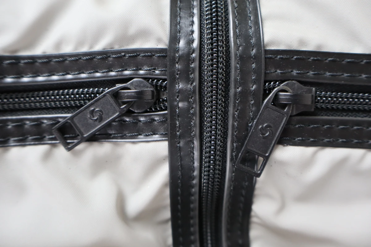 Samsonite kledinghoes met hangers en slot