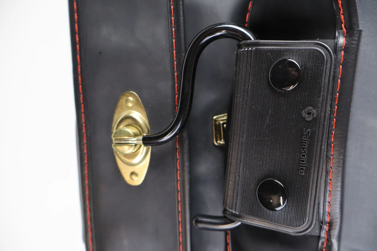 Samsonite kledinghoes met hangers en slot