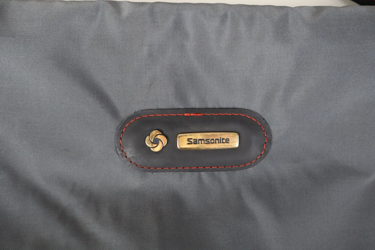 Samsonite kledinghoes met hangers en slot