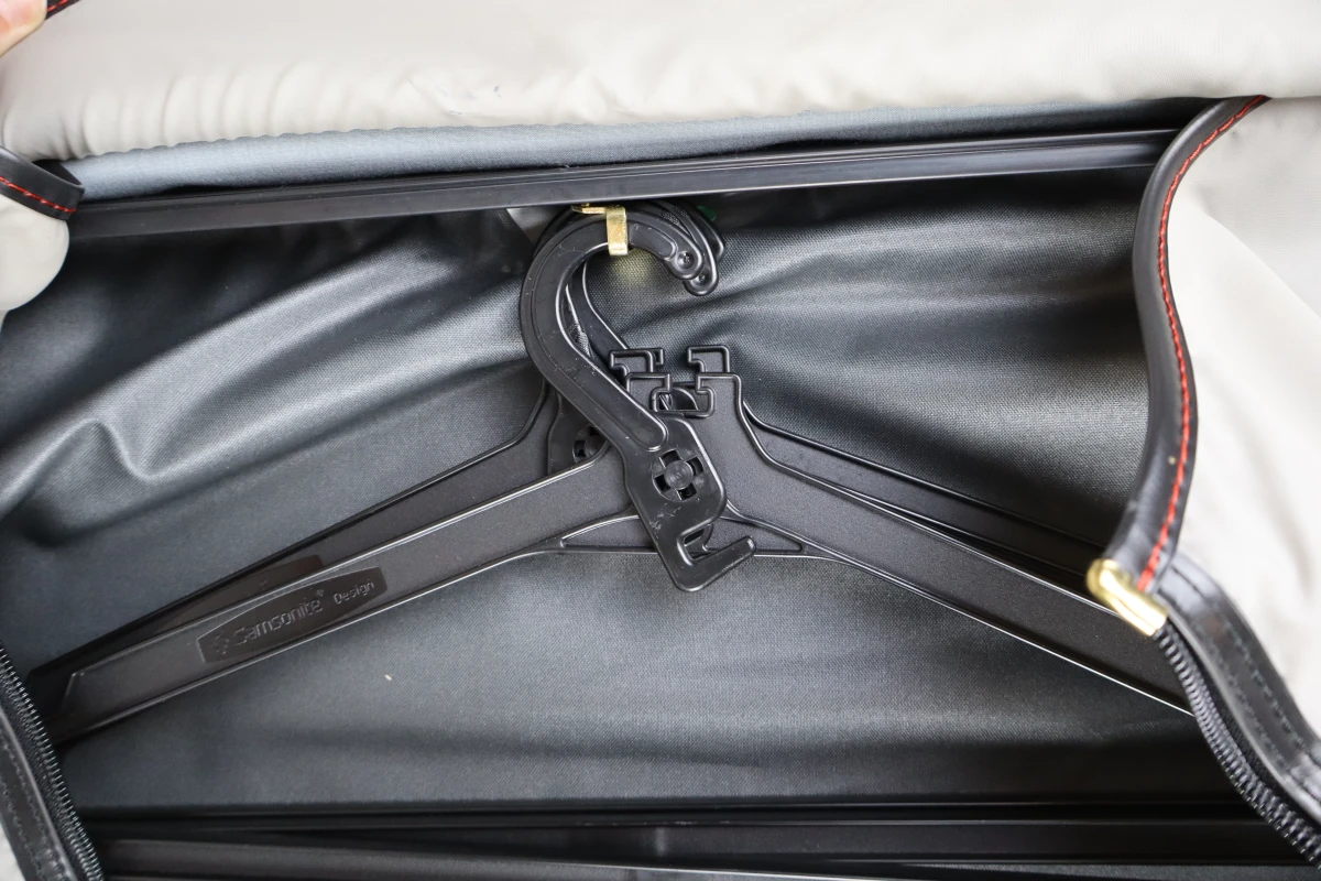 Samsonite kledinghoes met hangers en slot