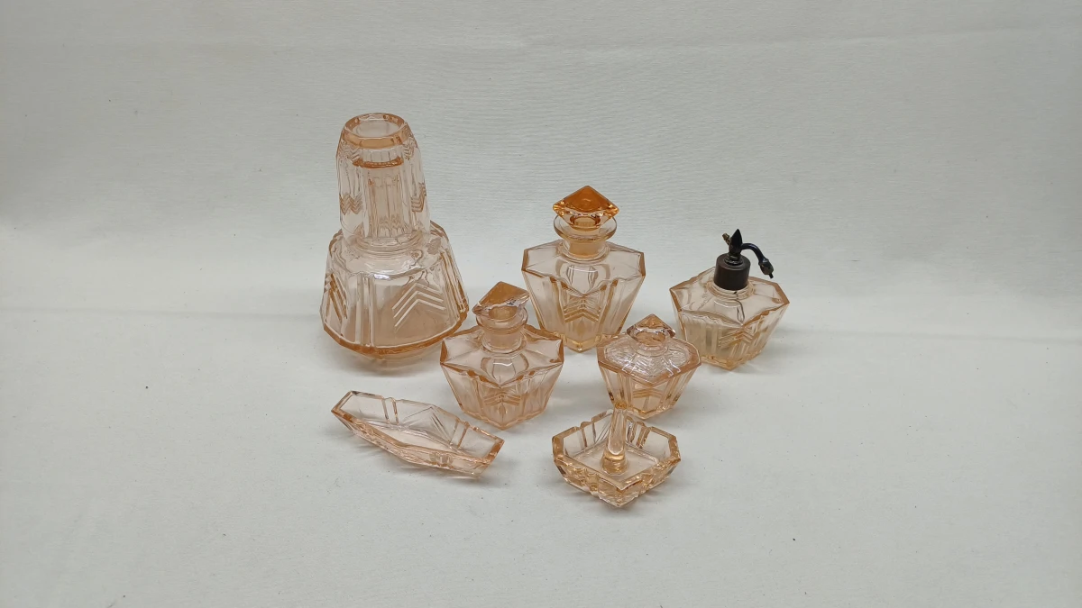 7-delige toiletset uit rosalinglas in Art deco stijl