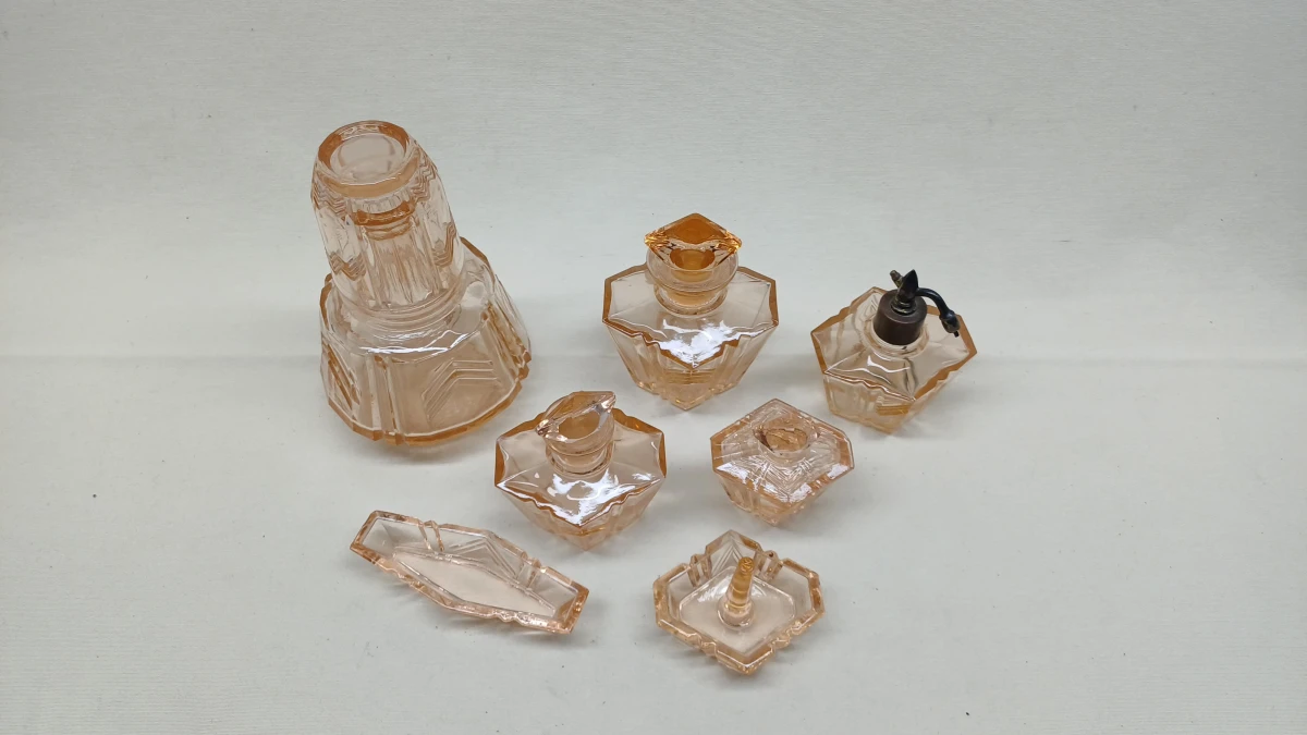 7-delige toiletset uit rosalinglas in Art deco stijl