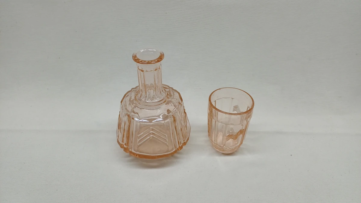 7-delige toiletset uit rosalinglas in Art deco stijl