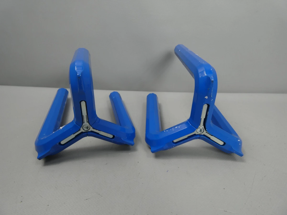 2 blauwe metalen kandelaars