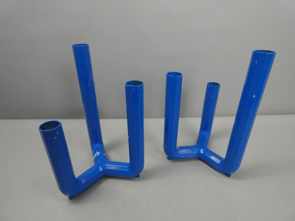 2 blauwe metalen kandelaars