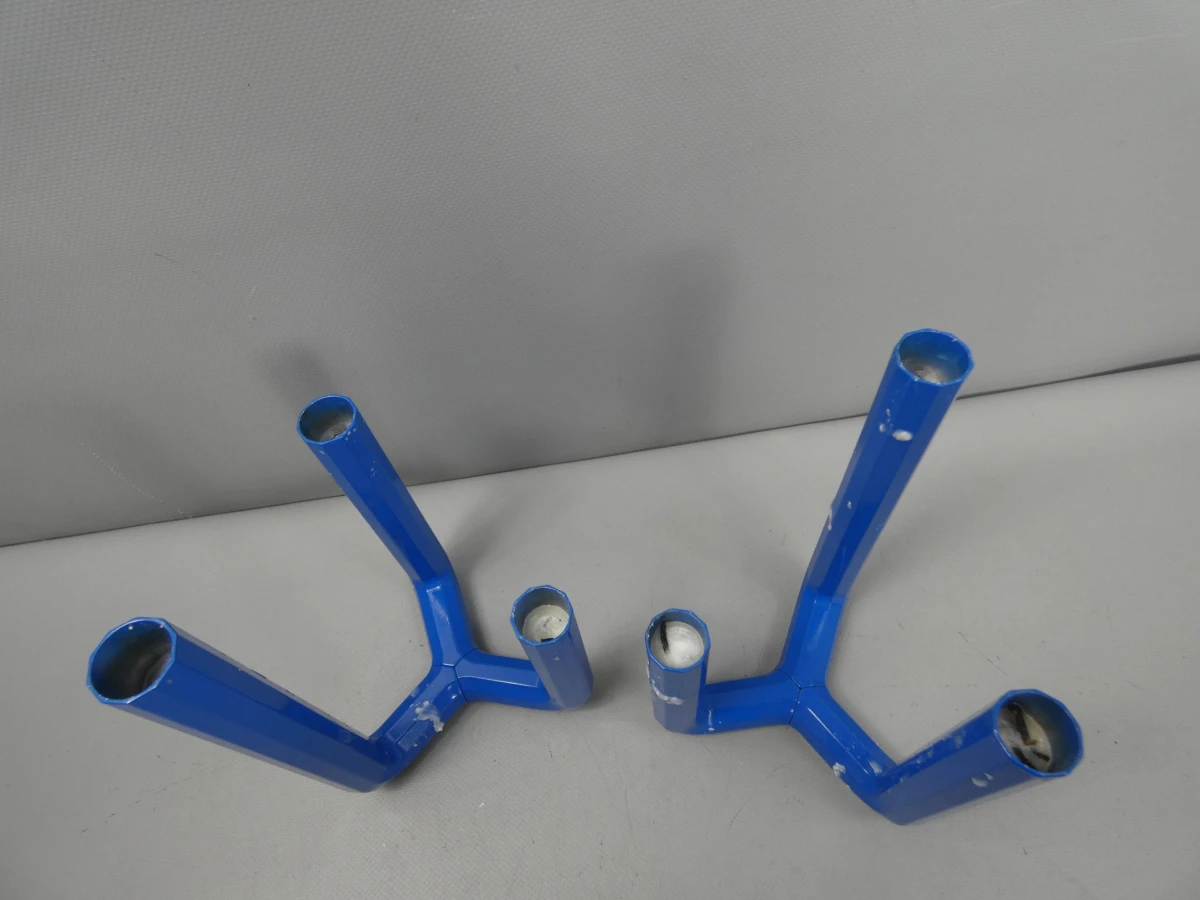 2 blauwe metalen kandelaars