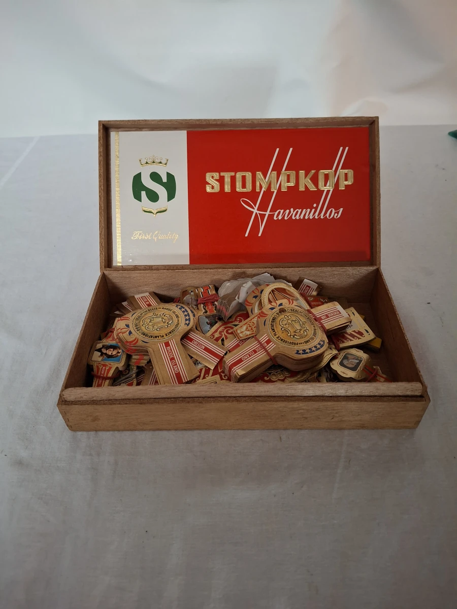 Houten doos met vintage sigarenbandjes Stompkop Havanillos