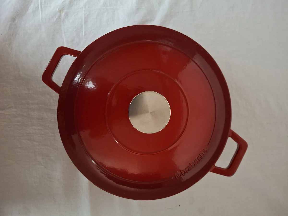 Rode Brabantia gietijzeren braadpan 26 cm met deksel