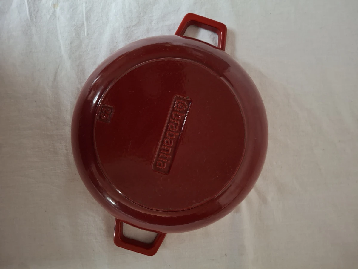 Rode Brabantia gietijzeren braadpan 26 cm met deksel
