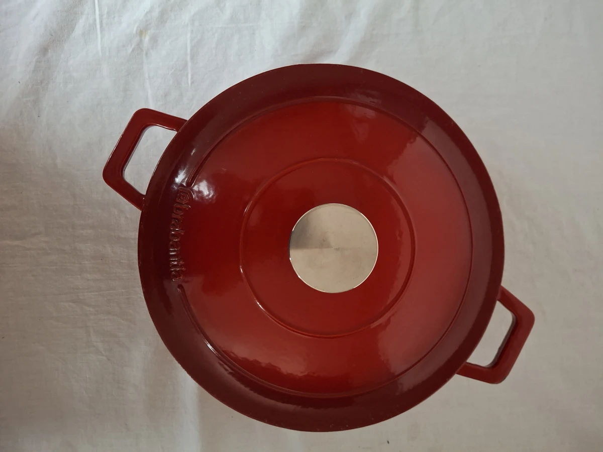 Rode Brabantia gietijzeren braadpan 26 cm met deksel