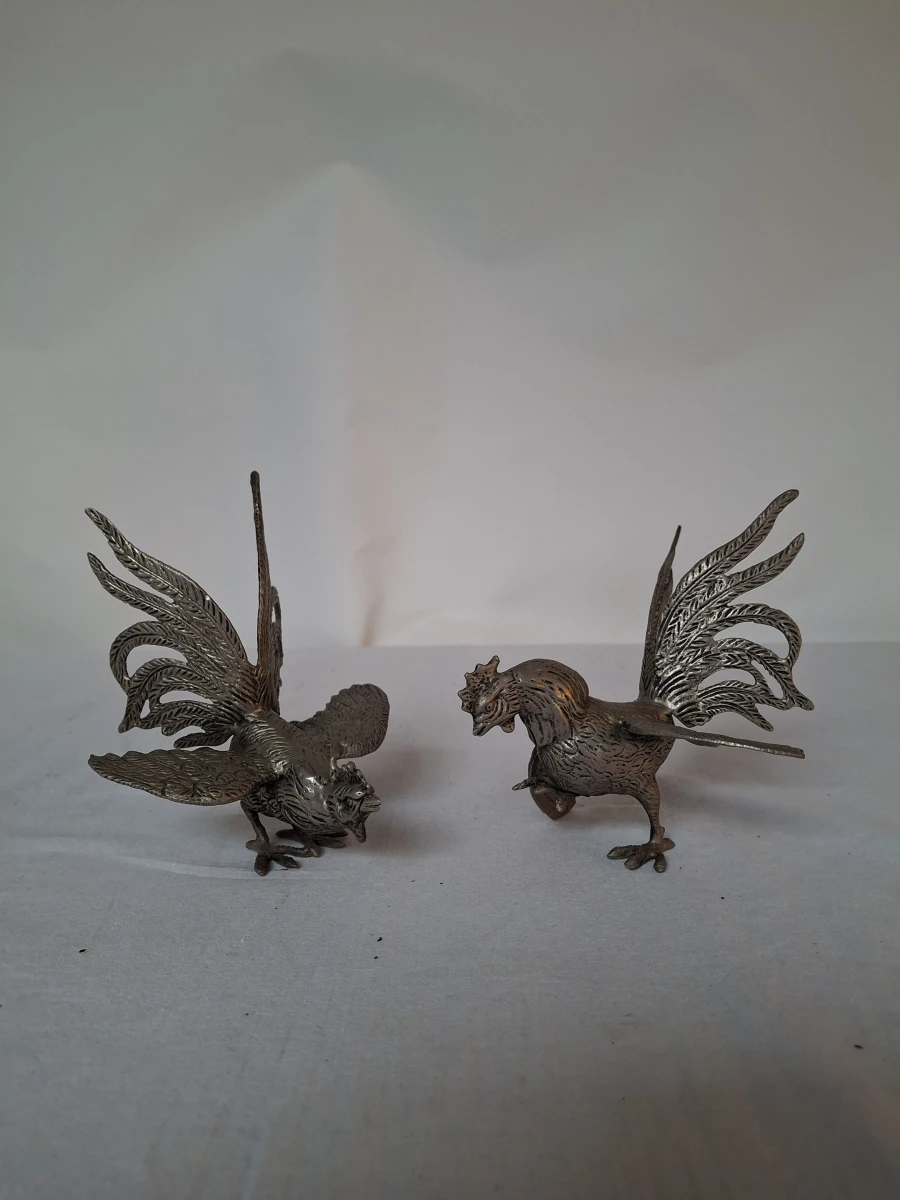 Set van 2 metalen haan beeldjes