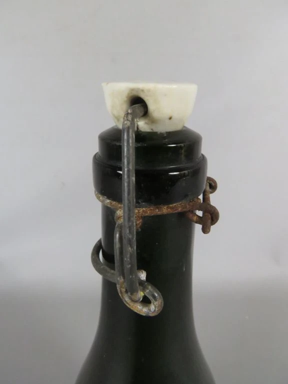 Antieke groene glazen fles met porseleinen sluiting