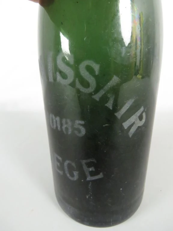 Antieke groene glazen fles met porseleinen sluiting