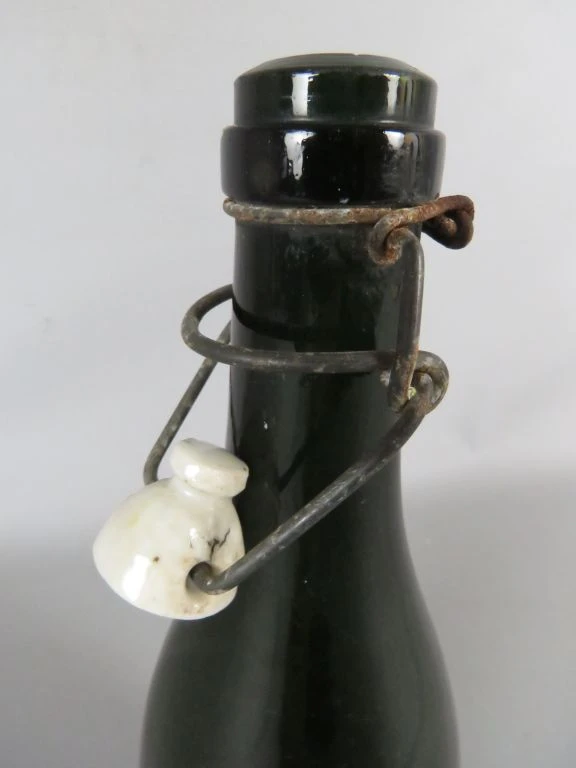 Antieke groene glazen fles met porseleinen sluiting