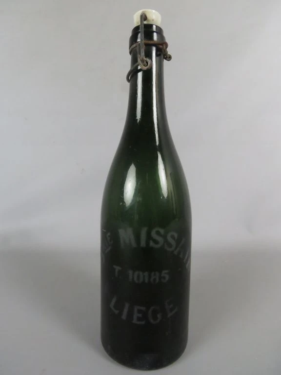 Antieke groene glazen fles met porseleinen sluiting