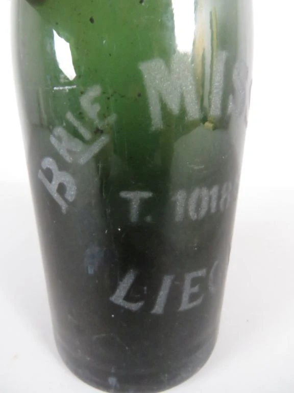 Antieke groene glazen fles met porseleinen sluiting