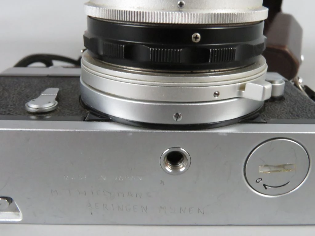 Nikkormat vintage analoge camera met lens en leren hoes
