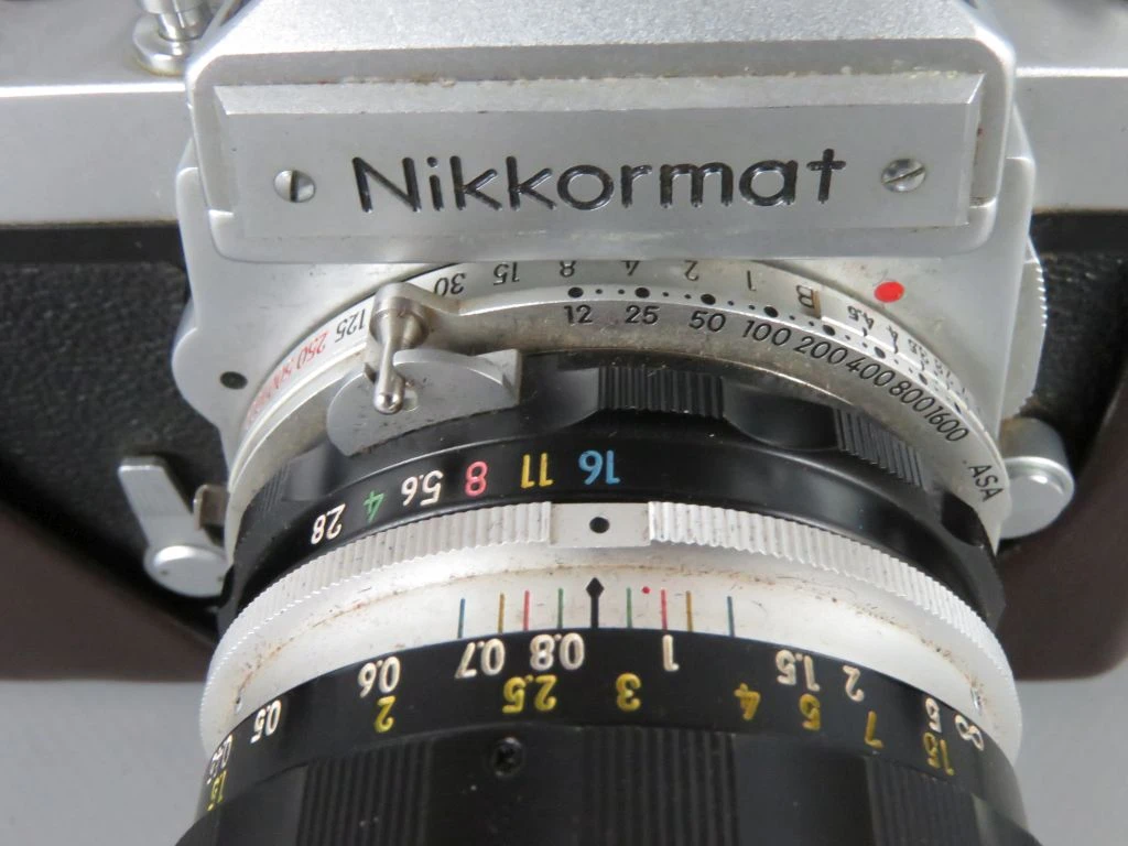 Nikkormat vintage analoge camera met lens en leren hoes