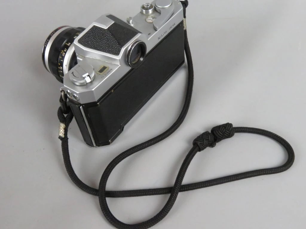 Nikkormat vintage analoge camera met lens en leren hoes