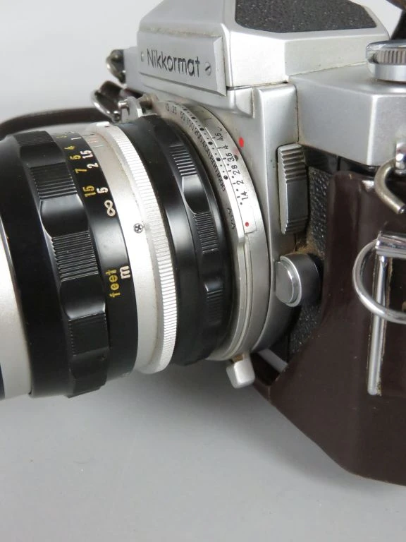 Nikkormat vintage analoge camera met lens en leren hoes