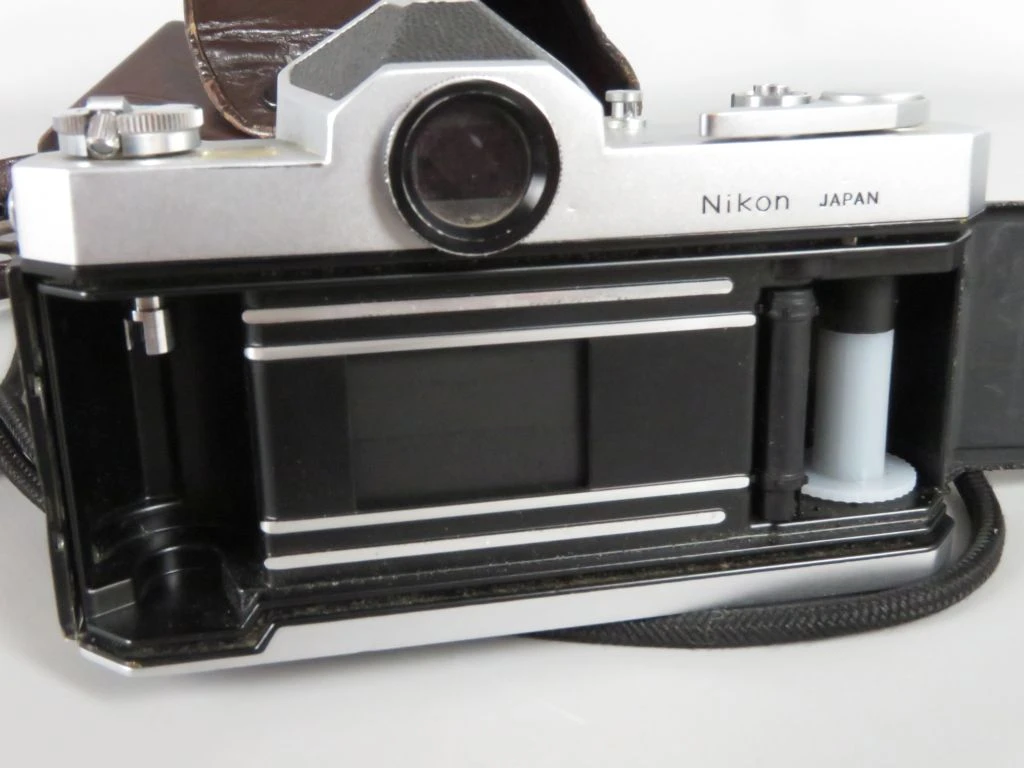 Nikkormat vintage analoge camera met lens en leren hoes