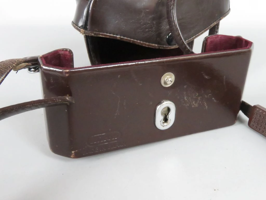 Nikkormat vintage analoge camera met lens en leren hoes
