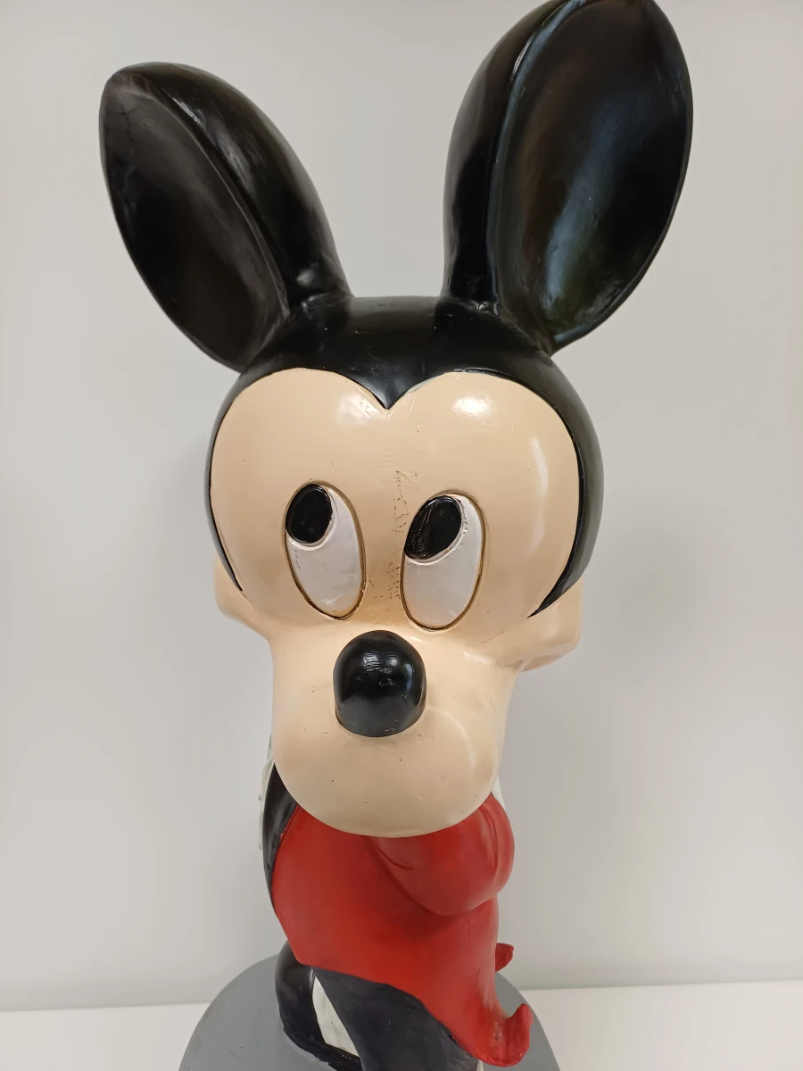Beeld van Mickey Mouse als ober met dienblad