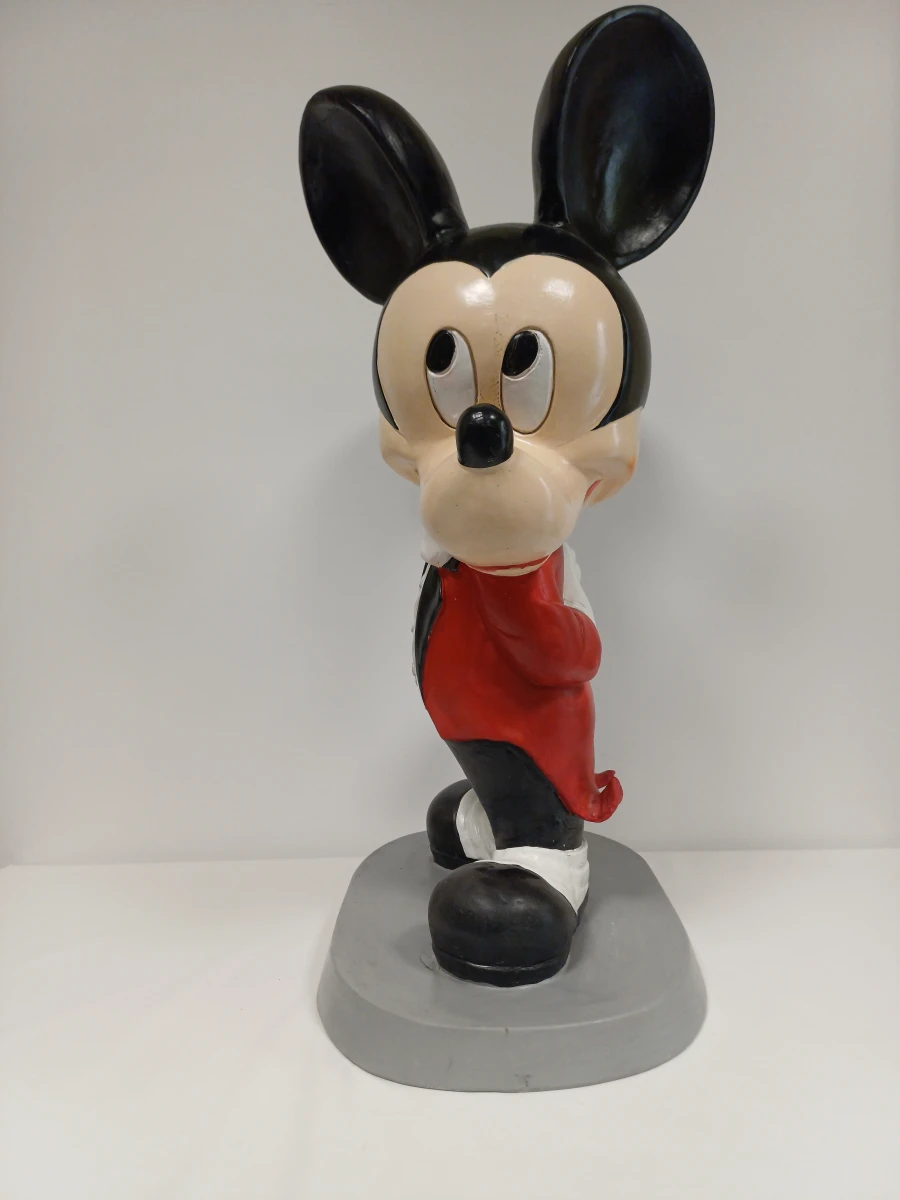 Beeld van Mickey Mouse als ober met dienblad