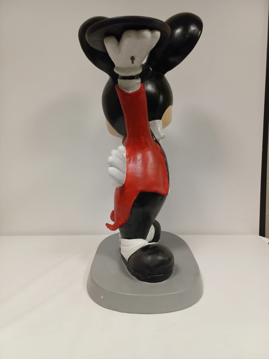 Beeld van Mickey Mouse als ober met dienblad